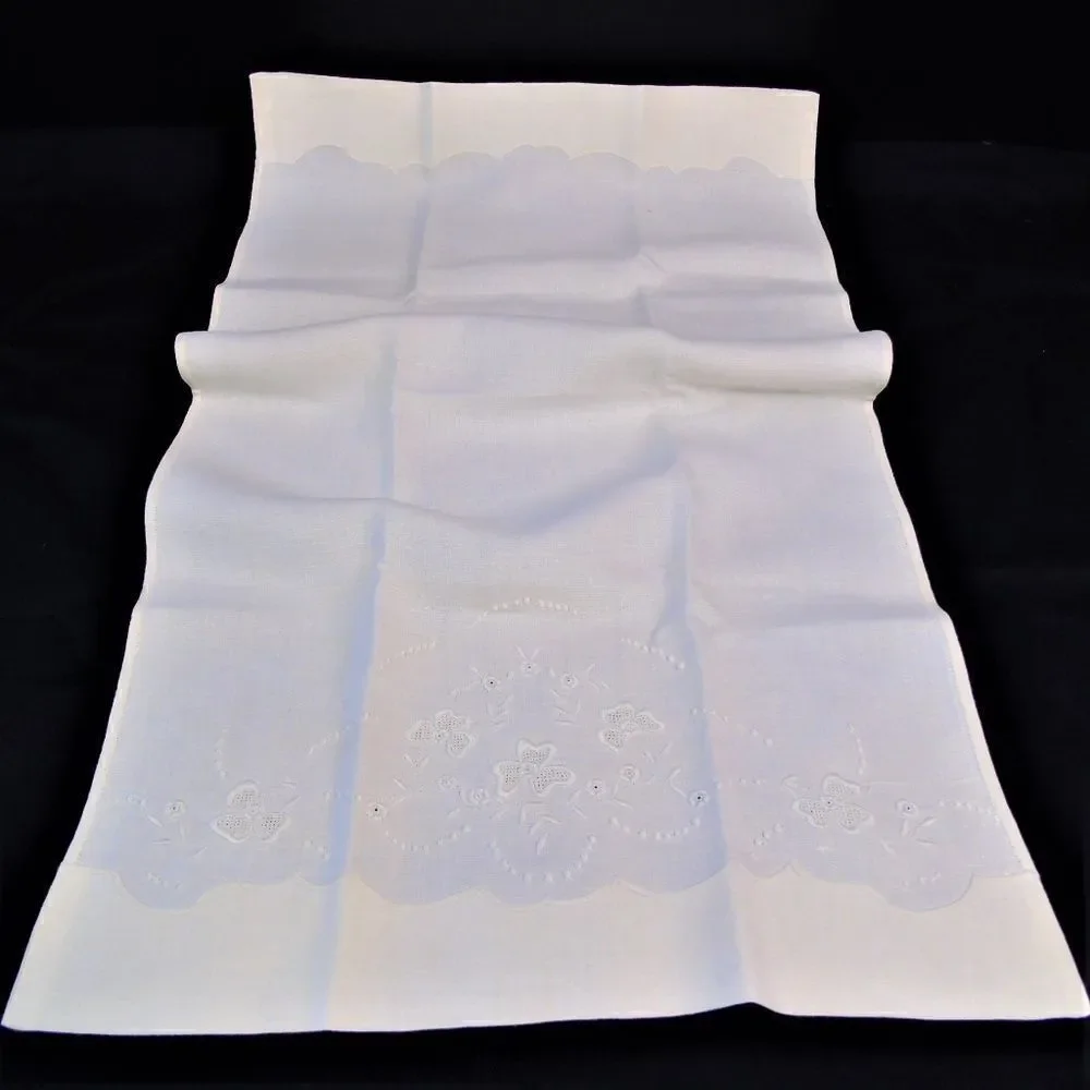 Vintage Linens Table Runner Dresser Scarf